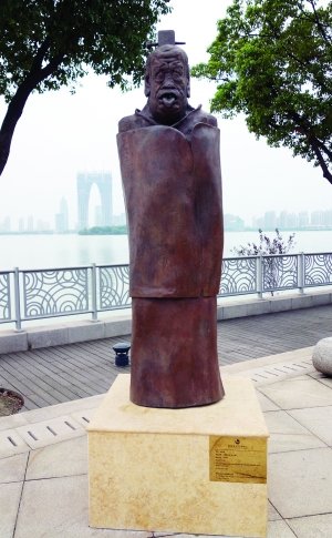蘇州“大秋褲樓”前現老子吐舌雕塑 網友吐槽