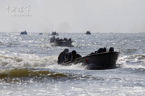 中國海軍演練越海作戰 陸戰隊實施搶灘登陸。