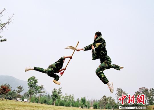 嵩山少林武術職業學院的學員在進行器械對抗訓練資料圖攝