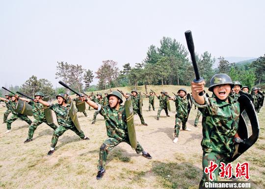 嵩山少林武術職業學院的學員在進行器械對抗訓練資料圖攝