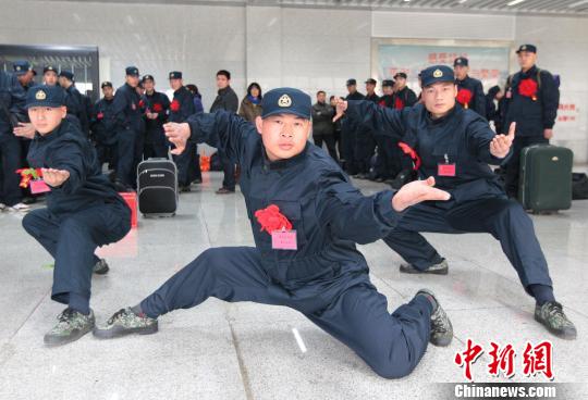 嵩山少林武術職業學院的學員在進行器械對抗訓練資料圖攝