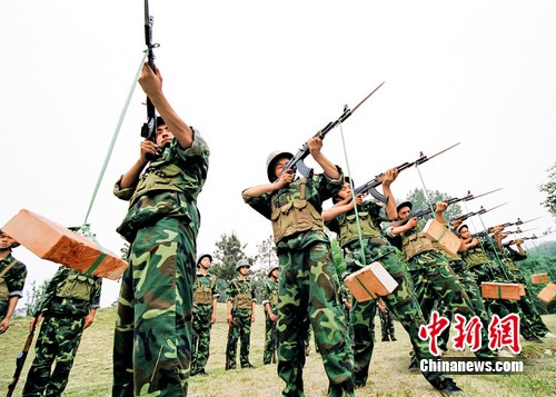 嵩山少林武術職業學院的學員在進行射擊訓練