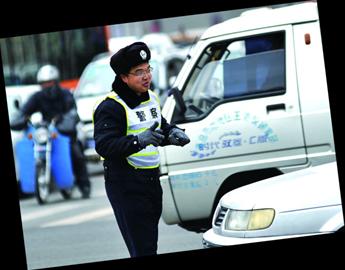 協警員薛海濤在山東路延吉路路口指揮交通的獨特模式引來粉絲贊嘆