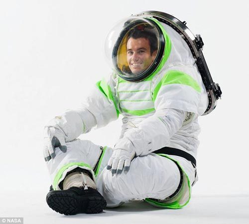 靈活性：美國航空航天局的工程師演示，改進后的宇航服比舊款穿著更為靈活。新設計使它能更快地穿上。