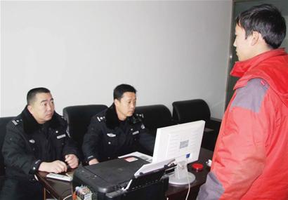 男子自制假駕照開車上路 大膽闖禁行被抓