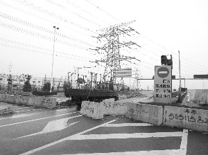 望虞河大橋無錫入口處堆起了“路障”和“禁止通行”的指示牌 本版攝影 現代快報記者 薛晟 蔣文龍
