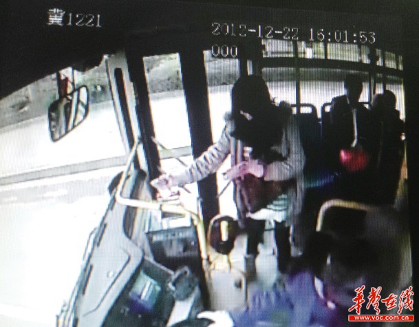公交車監控顯示女子將百元鈔票一張一張投進投幣箱。