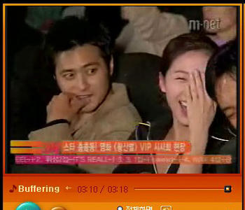 張東健罕見搞怪宋慧喬性感自拍 韓星罕見生活照