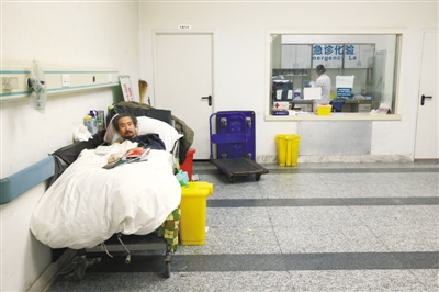姚四海的病床占了兩三個(gè)病床的位置，他5年沒交過(guò)錢。