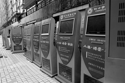 損壞回收的募捐箱堆放在街頭（左圖），募捐箱里的捐款已發霉（右圖）。網友供圖