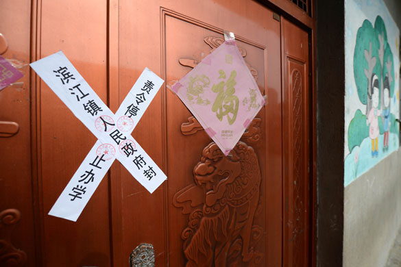 貴溪市濱江鎮春蕾幼兒園大門被貼上封條（2012年12月25日攝）。 攝影：新華社記者 周科