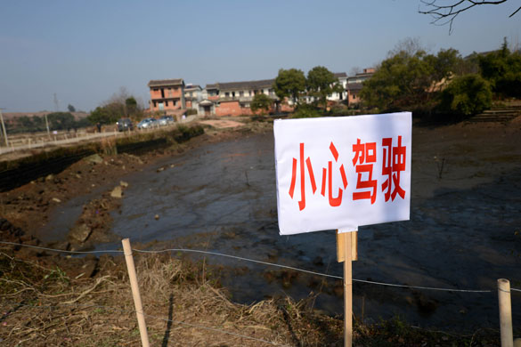貴溪市交通部門在事故現場設置了“小心駕駛”警示牌（2012年12月25日攝）。 攝影：新華社記者 周科