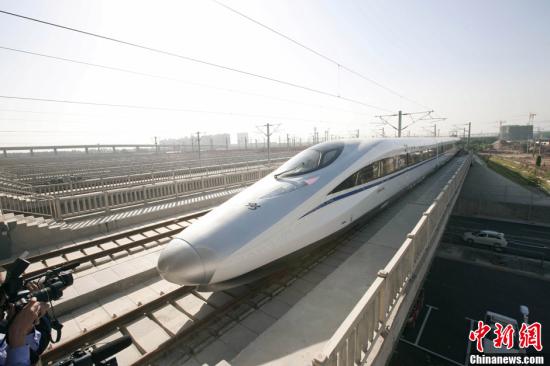 12月26日，世界上運營里程最長的高速鐵路北京至廣州高速鐵路將全線貫通，全程僅需7小時59分。中新社發 侯宇 攝 視頻：實拍京廣高鐵:從溫暖花城到寒冷京城 來源:中國新聞網