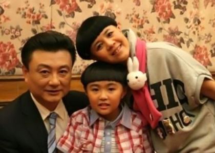 46歲“金龜子”劉純燕與王寧舊照曝光 大學時期宿舍親密