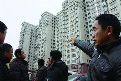 記者昨陪同20多名外墻涂料工討要辛苦錢 調查欠薪的問題出在哪里