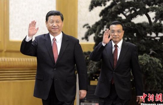 11月15日，新當選的中共中央總書記習近平和中共中央政治局常委李克強、張德江、俞正聲、劉云山、王岐山、張高麗在北京人民大會堂與中外記者見面。圖為習近平、李克強向記者揮手致意(中新社發 廖攀 攝)