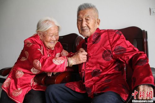 江蘇百歲老人葛克圣、闕金芳已結(jié)婚80年，慶祝重陽節(jié)(資料圖。  