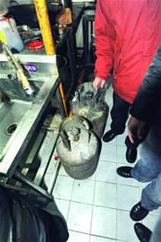 青島檢查餐飲企業 16歲報廢液化氣罐還敢用