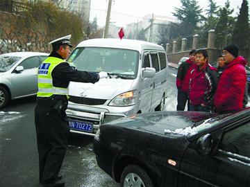 青島小雪致路面濕滑事故頻發