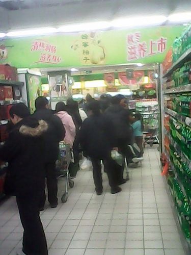 李村華潤萬家顧客因排隊斗毆 超市:去外面打