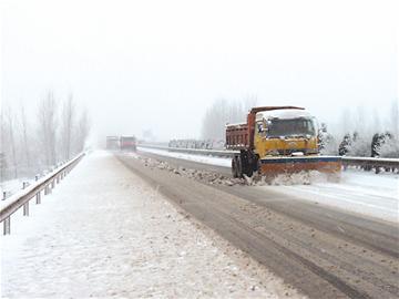 雪阻高速機(jī)場車站青島交通告急 28條高速路關(guān)閉