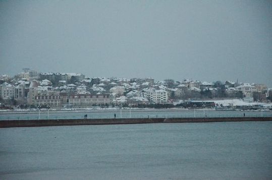 雪后棧橋顯露獨特韻味 游客不懼寒風留影像
