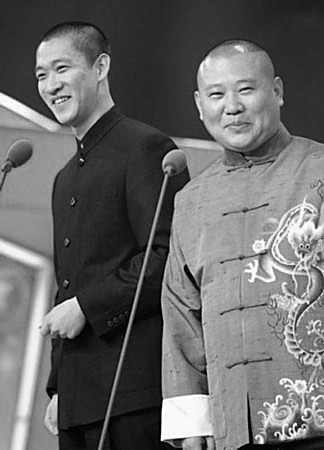 央視蛇年春晚語言類節目終審，郭德綱意外亮相。大家驚訝之余，開始關心他是否會與徒弟曹云金同臺。而根據知情人士透露，郭德綱和曹云金的春晚節目均已通過審查。