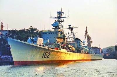 原文配圖：正在廣州黃埔造船廠等待改裝的162“南寧”號驅逐艦。