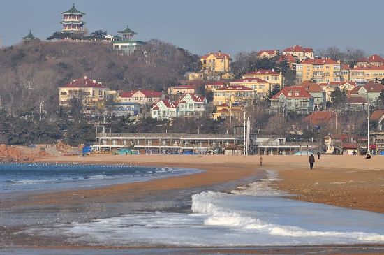 前海一線海水結冰 極寒天難擋冬游健將
