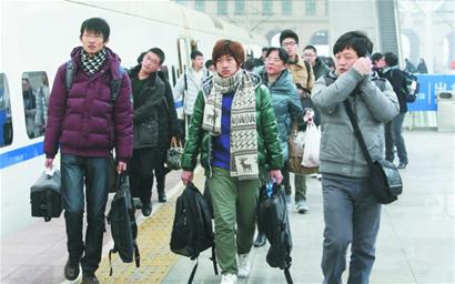 大批藝考生趁小長假赴外地找名師輔導 有家長感嘆：多希望我是印鈔票的