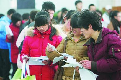 大批藝考生趁小長假赴外地找名師輔導 有家長感嘆：多希望我是印鈔票的