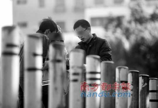2012年12月31日，收教所醫生（圖中戴眼鏡背包男）約阿平來到石巖影劇院門前交易，記者偷拍下全過程。 南都記者 霍健斌 攝