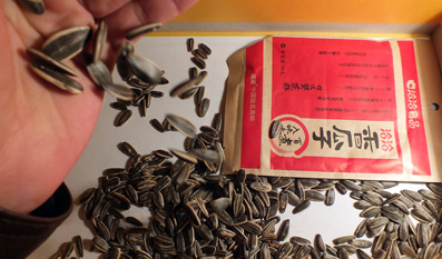洽洽瓜子在生產(chǎn)流程中存在眾多問題，其中香精的使用問題最為引人矚目。 IC 供圖