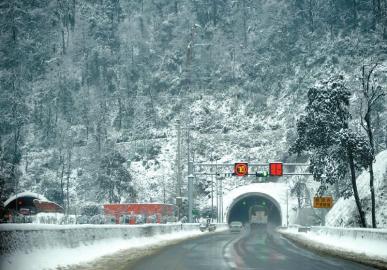 白雪覆蓋的雅西高速泥巴山隧道。張磊攝