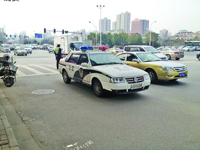 大圖為交警在事發現場，小圖為賣椰奶的面包車。視頻截圖