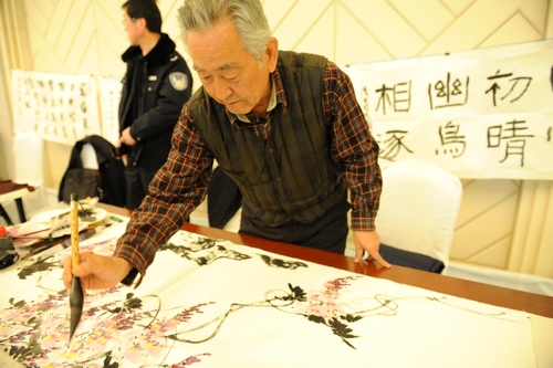 政協書畫筆會舉行 委員盡展才情贊青島