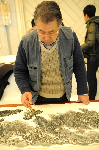 政協書畫筆會舉行 委員盡展才情贊青島