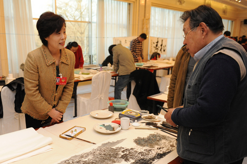 政協書畫筆會舉行 委員盡展才情贊青島