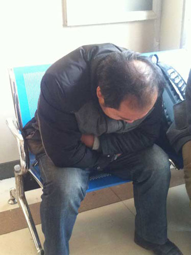 病房外，袁厲害的大兒子杜鵬很難過。央視網記者王在華攝