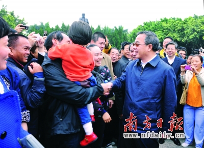 昨日，省委書記胡春華在深圳蓮花山與群眾親切交流。王輝羅文清攝src=