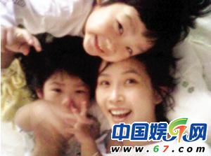 韓女星李孝利看望崔真實(shí)子女 給孩子們讀童話書