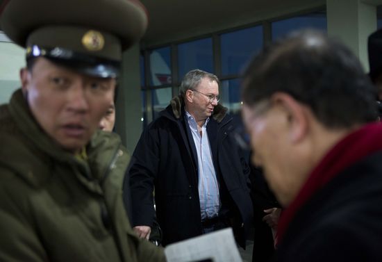 7日，谷歌董事會執行主席埃里克·施密特（中）一行抵達朝鮮首都平壤。