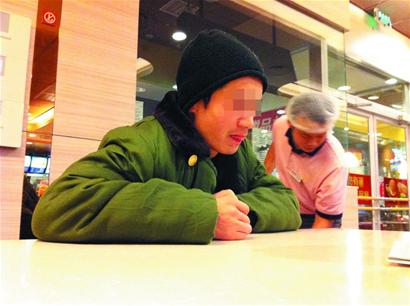 青島蹭飯族專門在快餐店內吃別人剩飯 受盡白眼