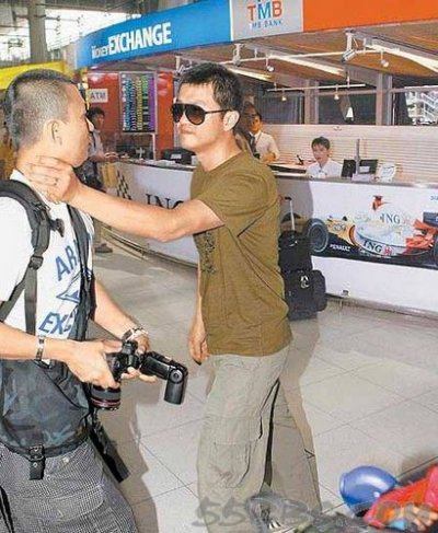 明星打記者內幕：謝霆鋒丑態被拍發飆 李亞鵬怒掐記者