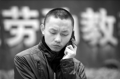 任建宇在勞教所門(mén)口接受電話采訪（資料圖片）。本報(bào)記者徐曉帆攝