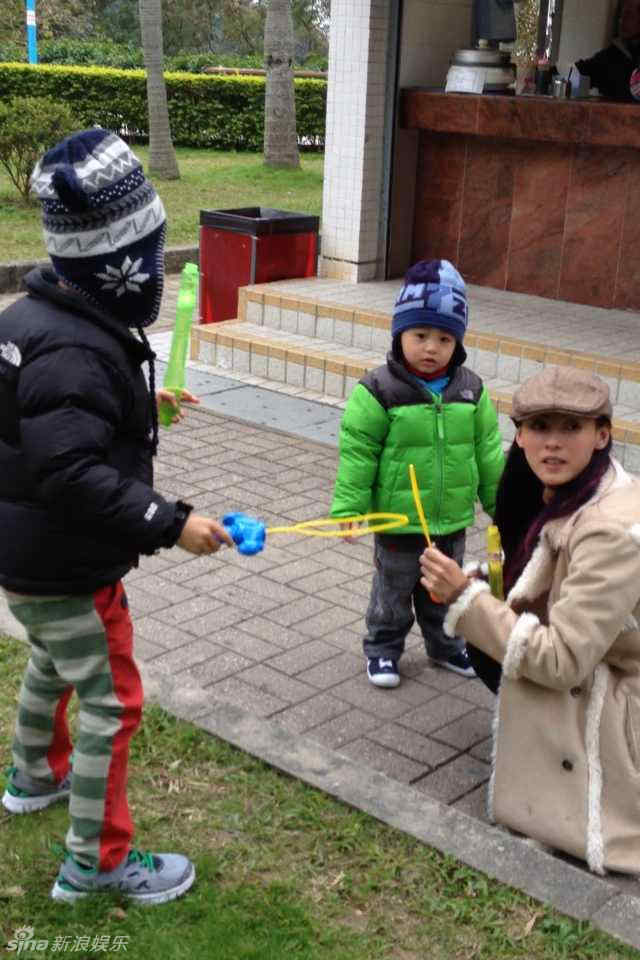 張柏芝熱吻兩愛子 小Q墊腳尖獻吻萌翻網友