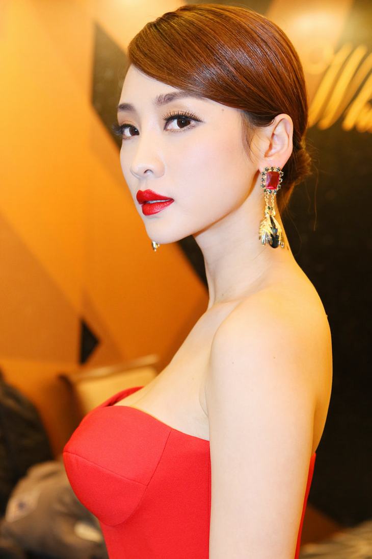 柳巖紅色托胸裝亮相紅毯 再現蜜桃乳側照險露點