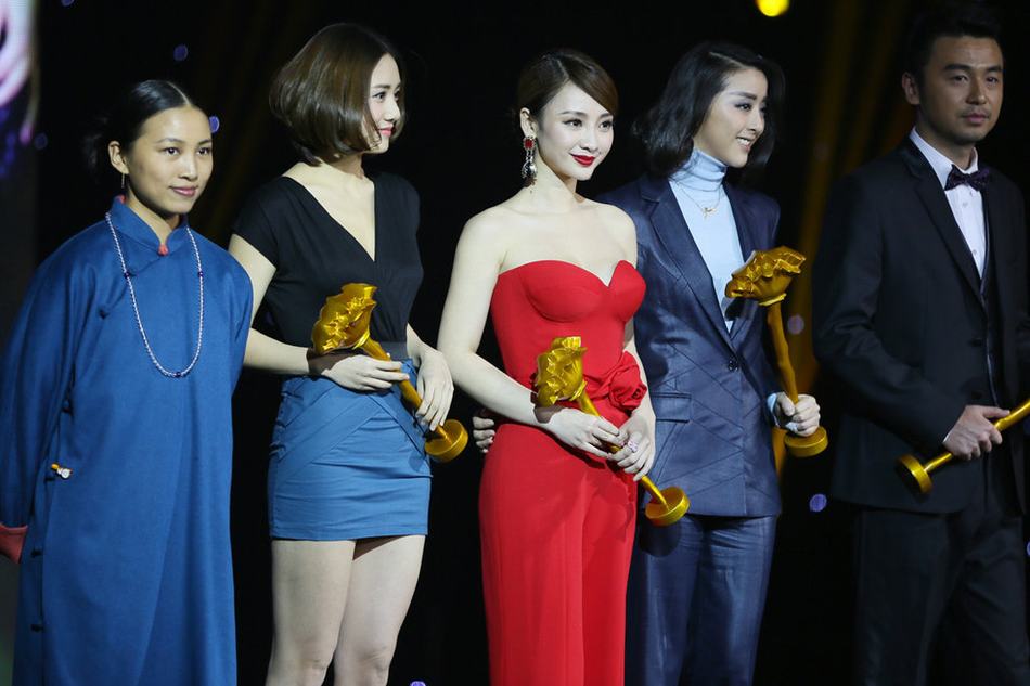 柳巖紅色托胸裝亮相紅毯 再現蜜桃乳側照險露點