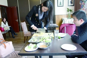前來征婚的姑娘們先要接受四個評委對其形象、生活、慈善、情感4方面的考核。