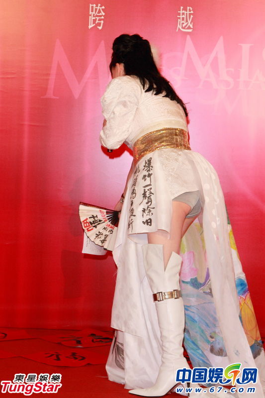 64歲宮雪花爆乳露底教書法 艷壓低胸準亞姐